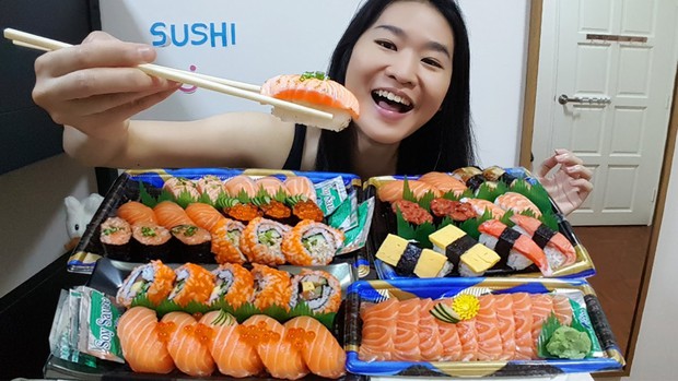 Lần đầu dẫn mẹ đi ăn sushi, cô gái muốn độn thổ giữa nhà hàng vì gặp cảnh này: Người Nhật mà thấy chắc cũng xỉu ngang! - Ảnh 2. Lần đầu dẫn mẹ đi ăn sushi, cô gái muốn độn thổ giữa nhà hàng vì gặp cảnh này: Người Nhật mà thấy chắc cũng xỉu ngang! - Ảnh 2.