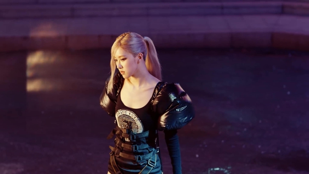 Rosé (BLACKPINK) đã chịu ra khỏi xe hơi, đi lang thang trước rạp chiếu phim mà hát hẳn 1 câu đinh trong teaser MV mới nhất - Ảnh 6. Rosé (BLACKPINK) đã chịu ra khỏi xe hơi, đi lang thang trước rạp chiếu phim mà hát hẳn 1 câu đinh trong teaser MV mới nhất - Ảnh 6.