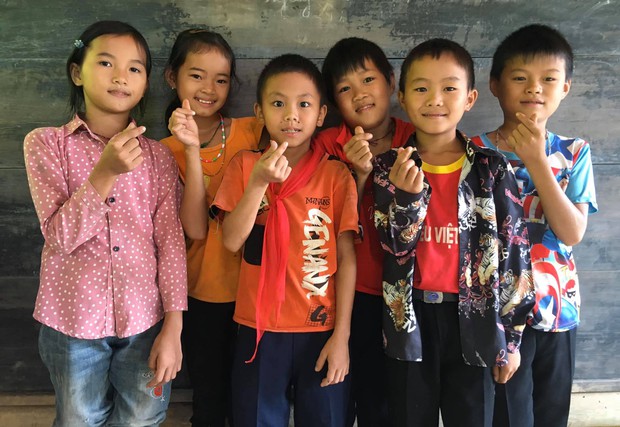 2 nam sinh người Nùng địu em đến lớp: Nhà nghèo, dậy từ 4h sáng vượt đèo đi bộ đến trường nhưng học lực giỏi, chăm học - Ảnh 4. 2 nam sinh người Nùng địu em đến lớp: Nhà nghèo, dậy từ 4h sáng vượt đèo đi bộ đến trường nhưng học lực giỏi, chăm học - Ảnh 4.