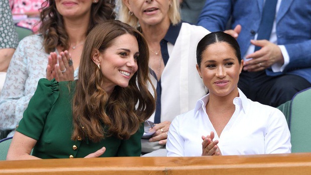 Chiêu trò thâm sâu của Meghan Markle ít ai nhận ra trong cuộc phỏng vấn bom tấn khiến Hoàng gia như ngồi trên đống lửa - Ảnh 4. Chiêu trò thâm sâu của Meghan Markle ít ai nhận ra trong cuộc phỏng vấn bom tấn khiến Hoàng gia như ngồi trên đống lửa - Ảnh 4.