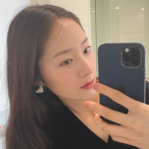 Một nữ idol Kpop dùng túi hãng được cho là của Jennie, soi ra mới biết đây chính là tình xưa của bạn trai cô Jen - Ảnh 2. Một nữ idol Kpop dùng túi hãng được cho là của Jennie, soi ra mới biết đây chính là tình xưa của bạn trai cô Jen - Ảnh 2.