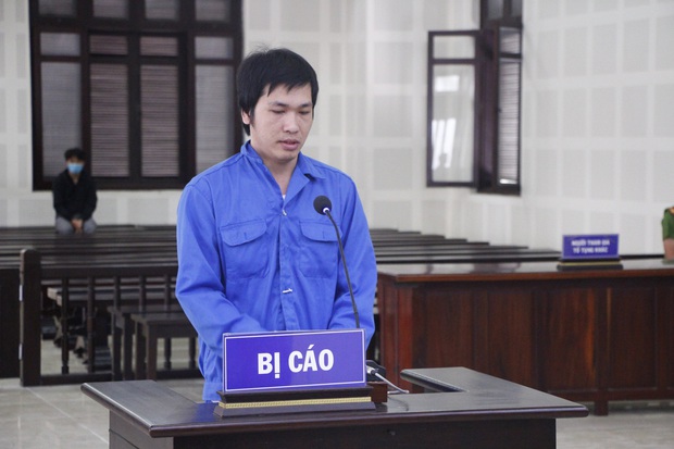 Mâu thuẫn nhỏ trong lúc uống cafe, thanh niên cầm dao chém người - Ảnh 1.