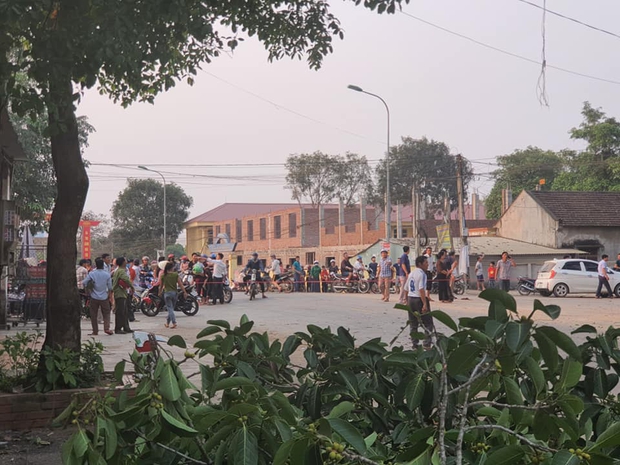 Cây đa hơn 300 năm gãy cành: Nạn nhân nghi chấn động não, phải chuyển ra Hà Nội - Ảnh 4. Cây đa hơn 300 năm gãy cành: Nạn nhân nghi chấn động não, phải chuyển ra Hà Nội - Ảnh 4.