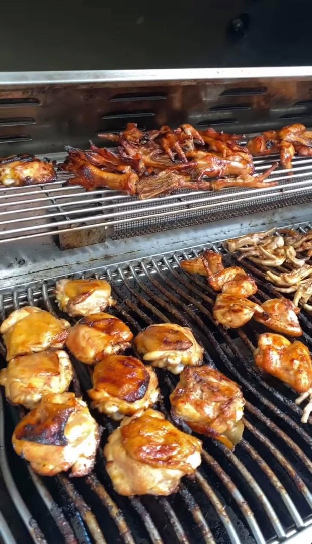 Món chân gà - cánh gà nướng vỉa hè dưới bàn tay Hà Tăng biến thành đại tiệc hấp dẫn trong biệt thự, quá nể dâu hào môn! - Ảnh 1. Món chân gà - cánh gà nướng vỉa hè dưới bàn tay Hà Tăng biến thành đại tiệc hấp dẫn trong biệt thự, quá nể dâu hào môn! - Ảnh 1.