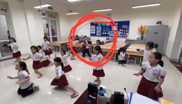 Con trai út nhà BTV Quang Minh mới lớp 1 đã được cô giáo giao vị trí này, nhưng bố nghe xong toát mồ hôi hột vì áp lực giùm - Ảnh 2. Con trai út nhà BTV Quang Minh mới lớp 1 đã được cô giáo giao vị trí này, nhưng bố nghe xong toát mồ hôi hột vì áp lực giùm - Ảnh 2.