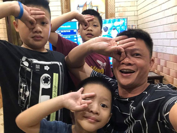 Con trai út nhà BTV Quang Minh mới lớp 1 đã được cô giáo giao vị trí này, nhưng bố nghe xong toát mồ hôi hột vì áp lực giùm - Ảnh 3. Con trai út nhà BTV Quang Minh mới lớp 1 đã được cô giáo giao vị trí này, nhưng bố nghe xong toát mồ hôi hột vì áp lực giùm - Ảnh 3.
