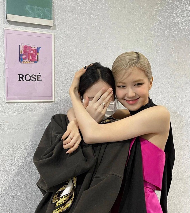 BLACKPINK làm gián điệp theo Rosé khắp mọi nơi: Từ hậu trường MV, sân khấu debut cho đến fansign đều không sót buổi nào - Ảnh 5. BLACKPINK làm gián điệp theo Rosé khắp mọi nơi: Từ hậu trường MV, sân khấu debut cho đến fansign đều không sót buổi nào - Ảnh 5.