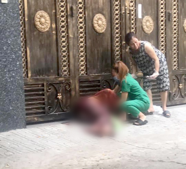 Kinh hoàng clip gã thanh niên dùng dao đâm túi bụi bạn gái, sau đó bị đúng con dao găm trúng người tử vong - Ảnh 2. Kinh hoàng clip gã thanh niên dùng dao đâm túi bụi bạn gái, sau đó bị đúng con dao găm trúng người tử vong - Ảnh 2.
