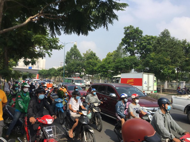 TP.HCM: Nâng xe buýt, đưa thi thể người đàn ông mắc kẹt dưới gầm ra ngoài - Ảnh 3.
