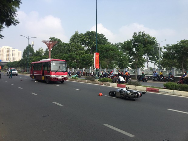 TP.HCM: Nâng xe buýt, đưa thi thể người đàn ông mắc kẹt dưới gầm ra ngoài - Ảnh 2.