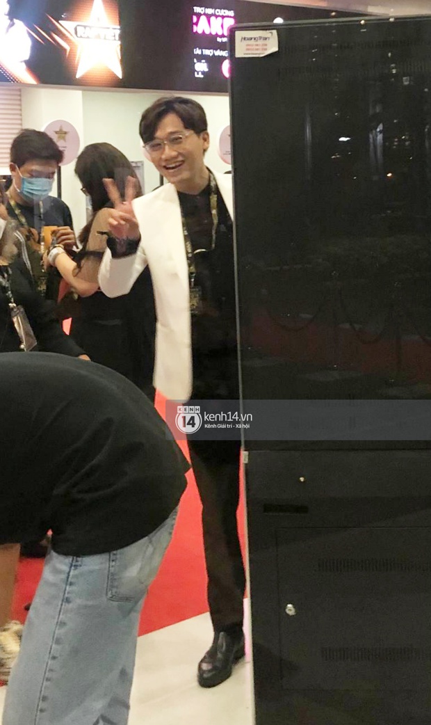 Thảm đỏ Rap Việt Concert: Dế Choắt và dàn sao Vbiz đổ bộ, Lý Nhã Kỳ chuẩn đẳng cấp “chị đẹp” sành điệu! - Ảnh 14.