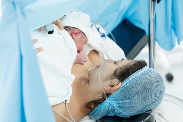 Chúng Huyền Thanh - Jay Quân vừa chào đón con trai thứ 2 nặng 3,7kg, diện mạo bé cũng được hé lộ - Ảnh 3.