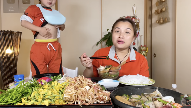 Quỳnh Trần JP đang ăn ngon lành bỗng dưng bé Sa có hành động lạ, đột ngột kéo áo chỉ tay vào bụng là có ý gì? - Ảnh 2.