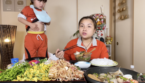 Quỳnh Trần JP đang ăn ngon lành bỗng dưng bé Sa có hành động lạ, đột ngột kéo áo chỉ tay vào bụng là có ý gì? - Ảnh 3.
