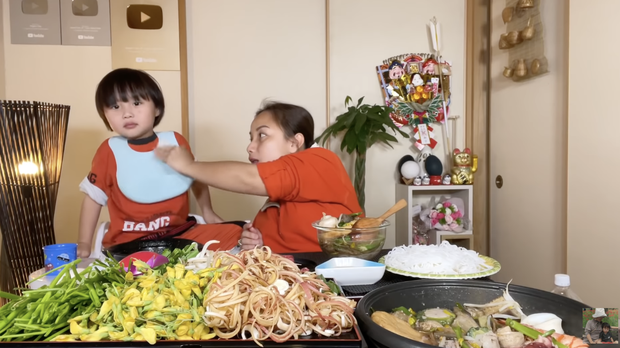Quỳnh Trần JP đang ăn ngon lành bỗng dưng bé Sa có hành động lạ, đột ngột kéo áo chỉ tay vào bụng là có ý gì? - Ảnh 4.