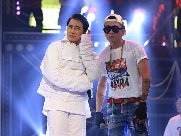 Karik chống nạng tạo dáng cực ngầu cùng Wowy tại hậu trường concert Rap Việt, dân tình phấn khích gọi đôi bạn cùng tiến - Ảnh 3.