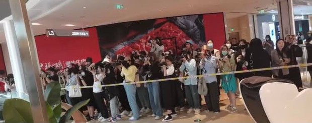Hàng trăm fan bu kín để chụp Cung Tuấn đóng phim mới, nhìn sơ lại giống Tiêu Chiến lúc xưa? - Ảnh 4.