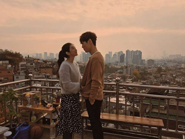 Soi hint Seo Ye Ji và Kim Jung Hyun (Hạ Cánh Nơi Anh) hẹn hò: Nhìn nhau ám muội, hẹn hò đến tặng quà lồ lộ mà không ai hay - Ảnh 4.