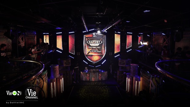 Hé lộ sân khấu casting Rap Việt mùa 2, bộ đôi Touliver - Rhymastic tập trung cao độ - Ảnh 1.