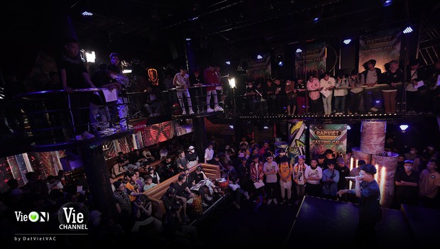 Hé lộ sân khấu casting Rap Việt mùa 2, bộ đôi Touliver - Rhymastic tập trung cao độ - Ảnh 2.