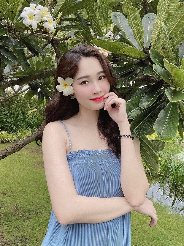 Ekip làm việc bóc nhan sắc của Hoa hậu Đặng Thu Thảo qua camera thường, chụp vội vài tấm mà vẫn xinh đến câm nín - Ảnh 5. Ekip làm việc bóc nhan sắc của Hoa hậu Đặng Thu Thảo qua camera thường, chụp vội vài tấm mà vẫn xinh đến câm nín - Ảnh 5.