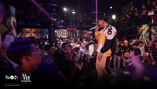 Hé lộ sân khấu casting Rap Việt mùa 2, bộ đôi Touliver - Rhymastic tập trung cao độ - Ảnh 4.