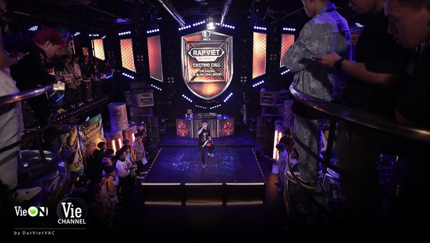 Hé lộ sân khấu casting Rap Việt mùa 2, bộ đôi Touliver - Rhymastic tập trung cao độ - Ảnh 5.