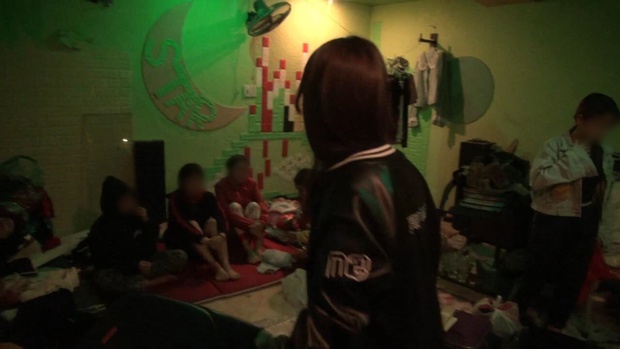 Lời kể hãi hùng của các thiếu nữ bị đánh đập, chích điện ép tiếp khách, bán dâm trong quán karaoke - Ảnh 1.