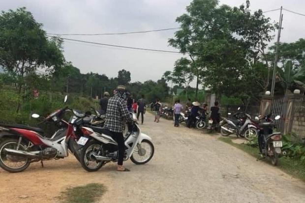 Đi học về, con hoảng hồn phát hiện mẹ chết trong nhà, bố tử vong dưới giếng - Ảnh 1.