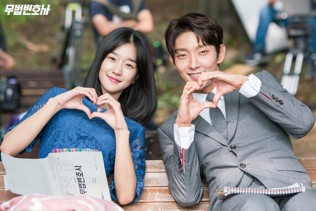 Chuyện ngược đời: Bắt tài tử Hạ Cánh Nơi Anh xa lánh Seohyun, Seo Ye Ji vẫn thân mật với Lee Jun Ki, còn ôm ấp ngay trên thảm đỏ - Ảnh 10.