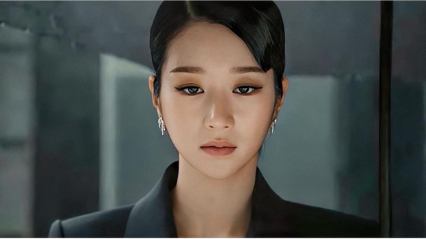 Seo Ye Ji mặc đồ rất sang, nhưng nhìn ánh mắt như dao cau khoét vào mỏm đá thế này thì bảo sao được gọi là điên nữ - Ảnh 1.