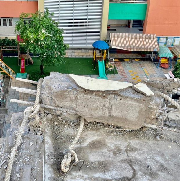 TP.HCM: Khối bê tông khủng đổ sụp xuống trường mầm non - Ảnh 2.