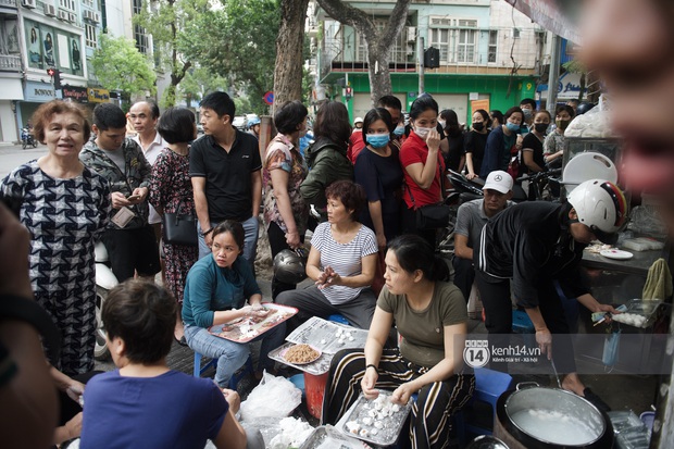 Hà Nội lại bước vào một mùa Tết Hàn thực vui như trảy hội: Ở đâu có bánh trôi, bánh chay là ở đó tưng bừng! - Ảnh 1.