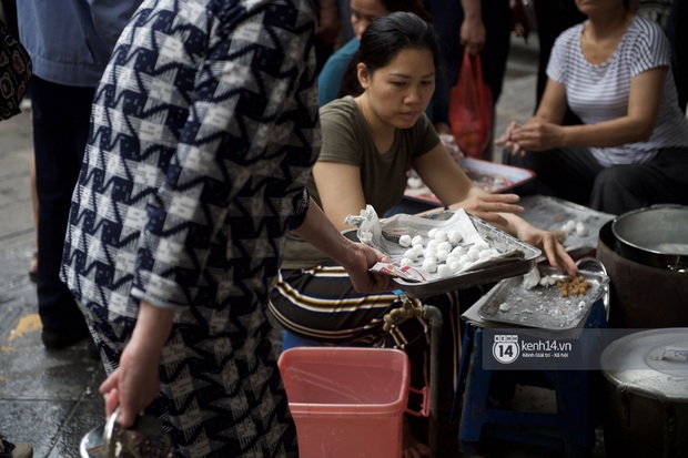 Hà Nội lại bước vào một mùa Tết Hàn thực vui như trảy hội: Ở đâu có bánh trôi, bánh chay là ở đó tưng bừng! - Ảnh 7.