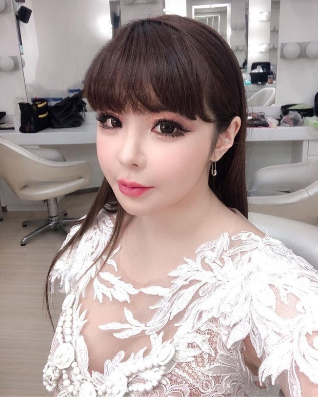 Giảm một lèo 11kg, Park Bom chăm khoe ảnh trên trang cá nhân nhưng mặt “giả trân”, mắt dán mi giả dày cộp làm fan phát sợ - Ảnh 6. Giảm một lèo 11kg, Park Bom chăm khoe ảnh trên trang cá nhân nhưng mặt “giả trân”, mắt dán mi giả dày cộp làm fan phát sợ - Ảnh 6.