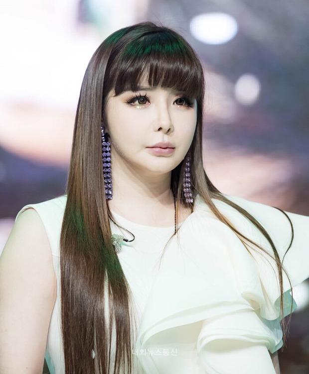 Giảm một lèo 11kg, Park Bom chăm khoe ảnh trên trang cá nhân nhưng mặt “giả trân”, mắt dán mi giả dày cộp làm fan phát sợ - Ảnh 7. Giảm một lèo 11kg, Park Bom chăm khoe ảnh trên trang cá nhân nhưng mặt “giả trân”, mắt dán mi giả dày cộp làm fan phát sợ - Ảnh 7.