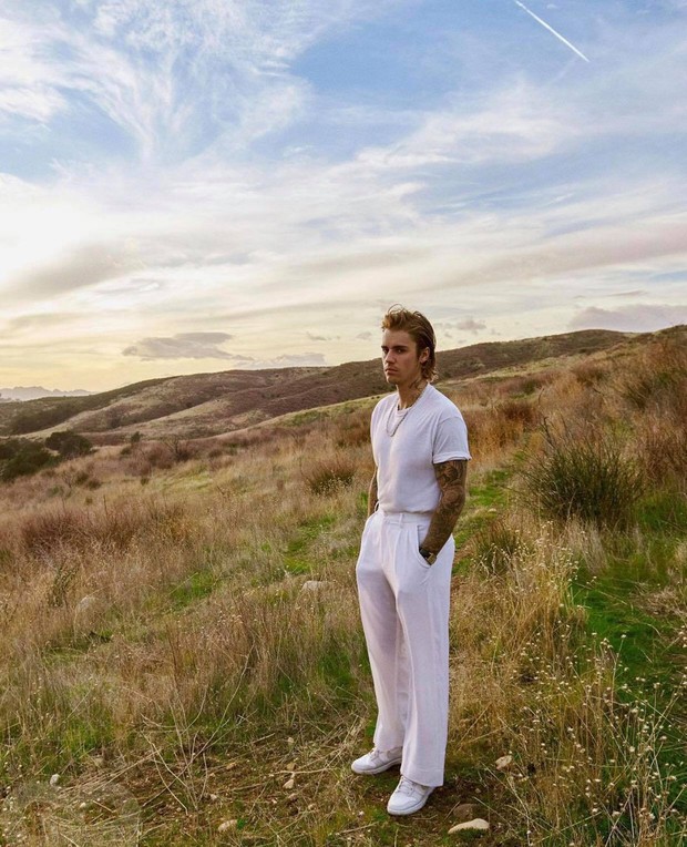 Justin Bieber's newly transformed photo set causes controversy: Returning to the peak of his visuals or increasingly "incomprehensible" like Harry Styles?  - Photo 5.