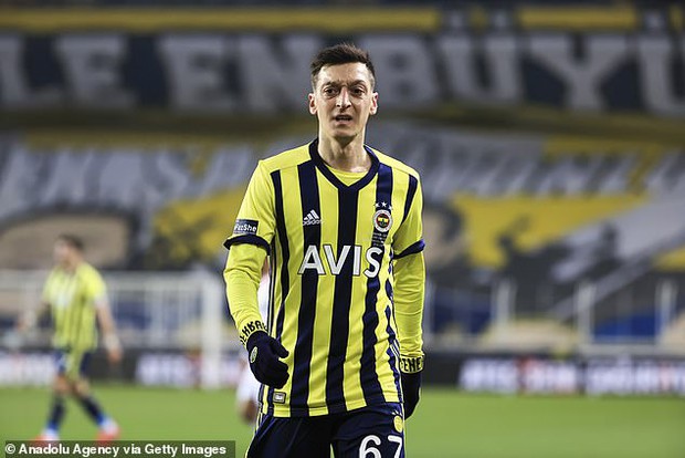 Chán bóng bánh, Mesut Oezil đá cặp cùng 2 nữ minh tinh Hollywood tính thâu tóm CLB danh tiếng Mexico - Ảnh 1.