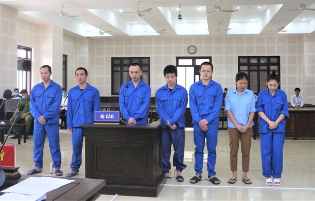 Tổ chức cho 14 người Trung Quốc ở “chui” để đánh bạc, 2 cô gái chia nhau gần 18 năm tù - Ảnh 1.