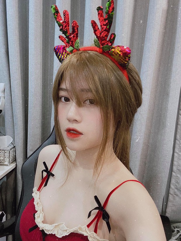 Cosplay nữ siêu anh hùng nhưng gặp sự cố, thánh nữ áo 2 dây Thuỷ Tiên vô tư chỉnh đốn vùng nhạy cảm ngay trên sóng livestream - Ảnh 1.