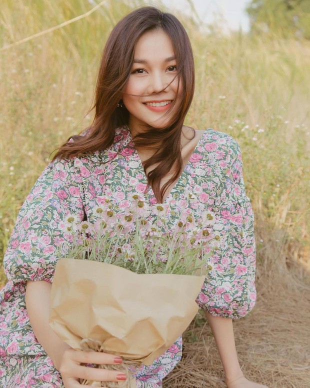 Thanh Hằng diện cả loạt đồ bình dân và dễ kiếm, từ váy hoa điệu đà đến suit công sở đều xinh vô cùng - Ảnh 5.