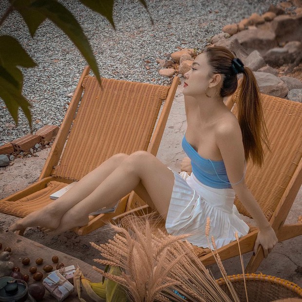 Từng bị tuýt còi về chiếc quần xuyên thấu, giờ đây Minh Hằng khoe dáng táo bạo nhưng đã sang hơn nhiều - Ảnh 5.