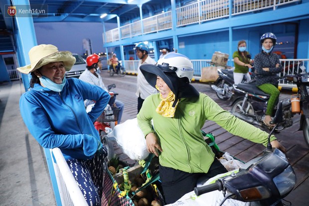 Bến phà 0 đồng ở miền Tây tái xuất để giải cứu kẹt xe: Bà con ai cũng vui hết trơn, đỡ được nhiều thứ lắm - Ảnh 10.