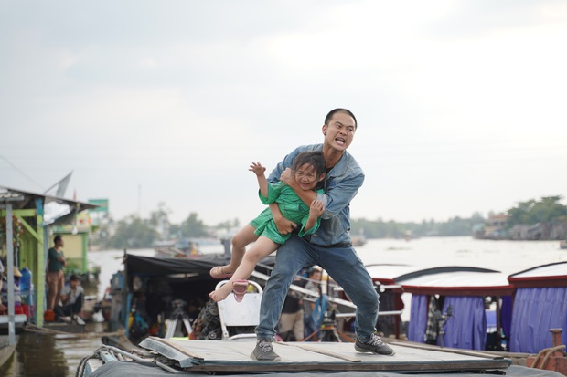 Đời là bể khổ nhưng bé gái trong Lật Mặt 5 còn khổ hơn: Bị dìm nước nhiều lần, lao mình qua tàu hỏa đến thót tim - Ảnh 8.