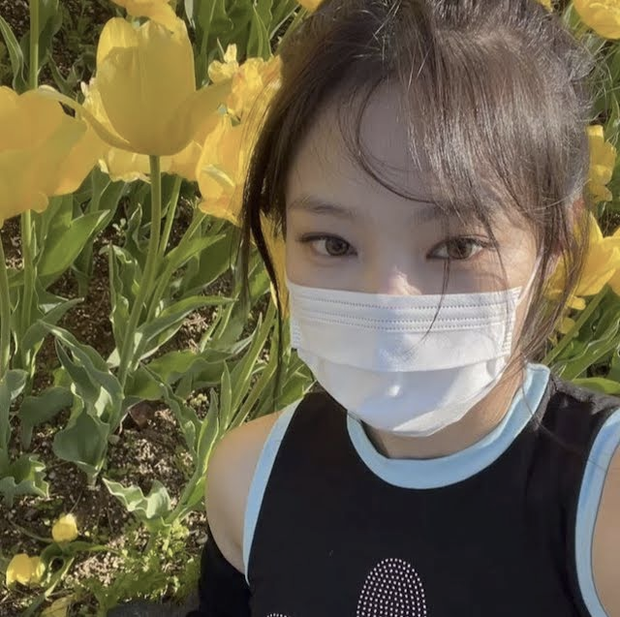 Jennie (BLACKPINK) dính phốt: Bị cáo buộc vi phạm giữa đại dịch Covid-19 vì bộ ảnh đi chơi, chủ vườn hoa lên tiếng giải thích - Ảnh 2. Jennie (BLACKPINK) dính phốt: Bị cáo buộc vi phạm giữa đại dịch Covid-19 vì bộ ảnh đi chơi, chủ vườn hoa lên tiếng giải thích - Ảnh 2.