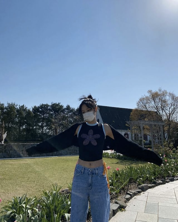 Jennie (BLACKPINK) dính phốt: Bị cáo buộc vi phạm giữa đại dịch Covid-19 vì bộ ảnh đi chơi, chủ vườn hoa lên tiếng giải thích - Ảnh 6. Jennie (BLACKPINK) dính phốt: Bị cáo buộc vi phạm giữa đại dịch Covid-19 vì bộ ảnh đi chơi, chủ vườn hoa lên tiếng giải thích - Ảnh 6.