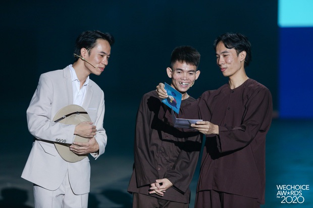 Xuất hiện 3 nhân vật tự nhận HLV Rap Việt mùa 2, còn đòi thay hẳn nón vàng! - Ảnh 2.