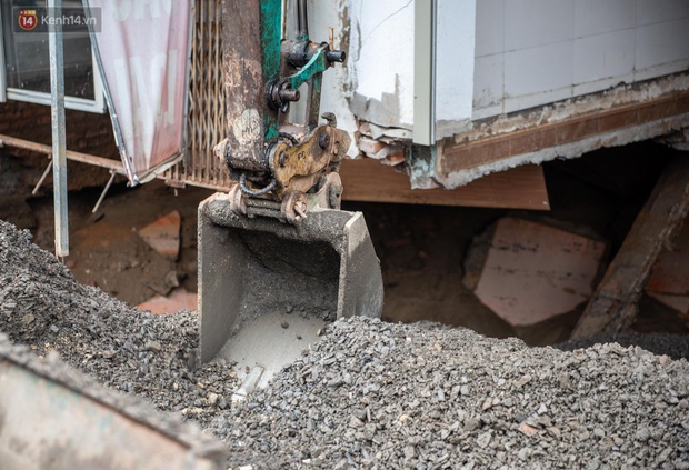 Hà Nội: Đang lấp hố tử thần rộng hơn 100m2, dự kiến mất nhiều ngày để hoàn thành - Ảnh 3.