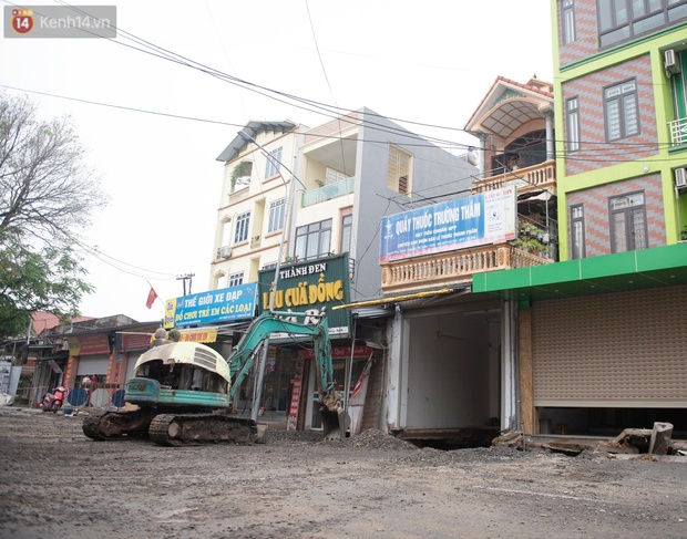 Hà Nội: Đang lấp hố tử thần rộng hơn 100m2, dự kiến mất nhiều ngày để hoàn thành - Ảnh 2.