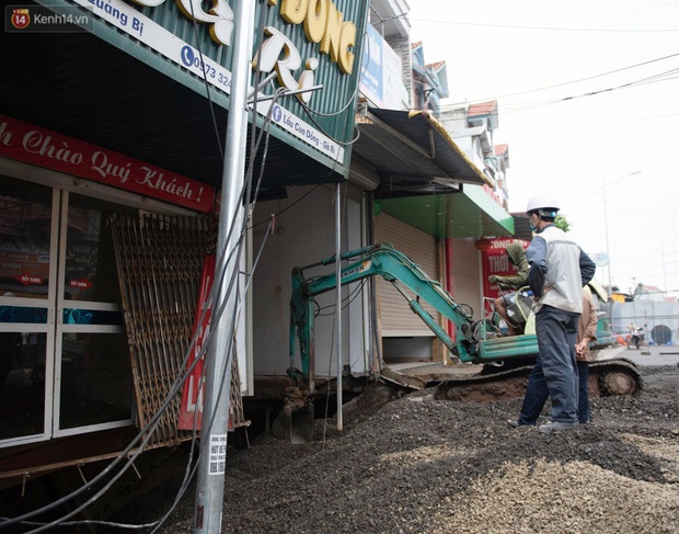 Hà Nội: Đang lấp hố tử thần rộng hơn 100m2, dự kiến mất nhiều ngày để hoàn thành - Ảnh 1.